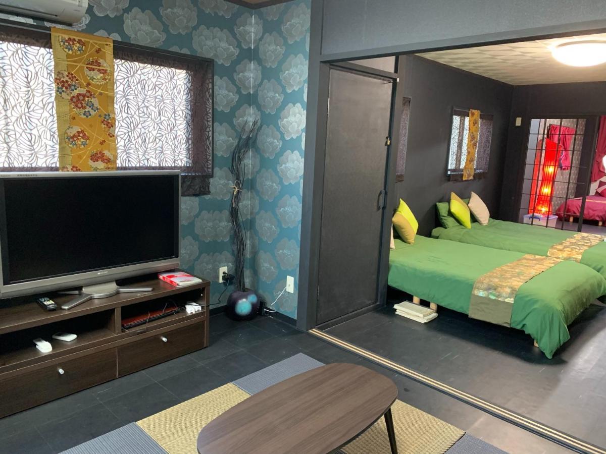 Maximum Of 21 People Can Be Rented In One Building 3 Minutes Walk To Tomari Port 10 Minutes Drive To The Airport No Parking Lot 30 Seconds Walk From Paid Parking Lot Warayunso Port City May 那覇市 エクステリア 写真