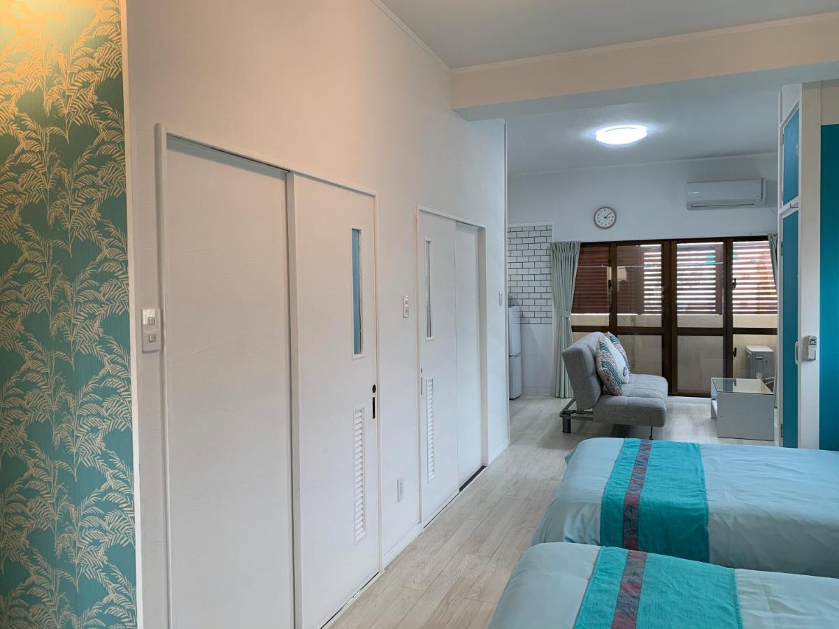 Maximum Of 21 People Can Be Rented In One Building 3 Minutes Walk To Tomari Port 10 Minutes Drive To The Airport No Parking Lot 30 Seconds Walk From Paid Parking Lot Warayunso Port City May 那覇市 エクステリア 写真